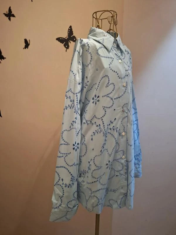 Camisa azul claro em algodão e bordados ingleses – photo 3